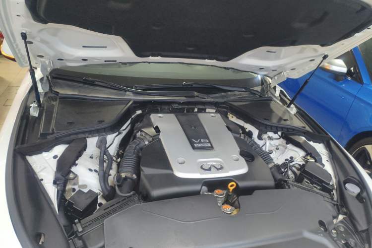 Used Infiniti Q50 2014 3.7L Comfort Edition Engine Bay