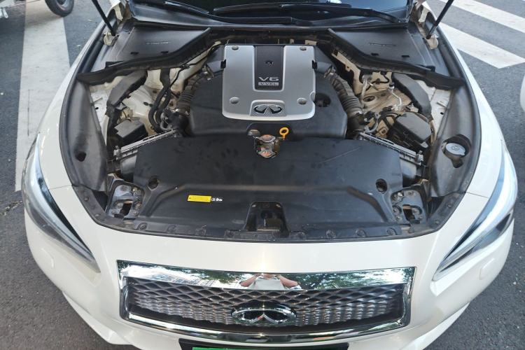 Used Infiniti Q50 2014 3.7L Comfort Edition Engine Bay