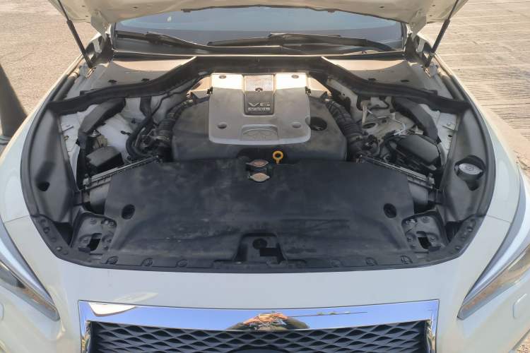 Used Infiniti Q50 2014 3.7L Luxury Sport Edition Engine Bay