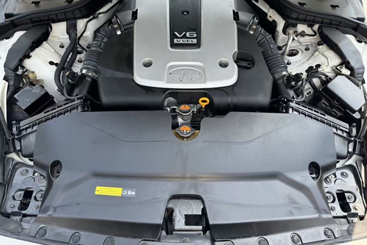 Used Infiniti Q50 2014 3.7L Comfort Edition Engine Bay
