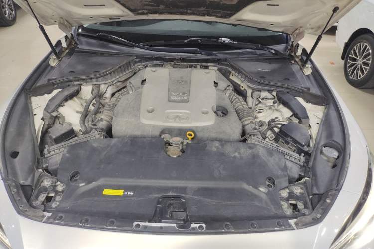 Used Infiniti Q50 2014 3.7L Comfort Edition Engine Bay