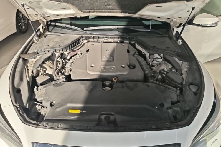 Used Infiniti Q50 2014 3.7L Comfort Edition Engine Bay