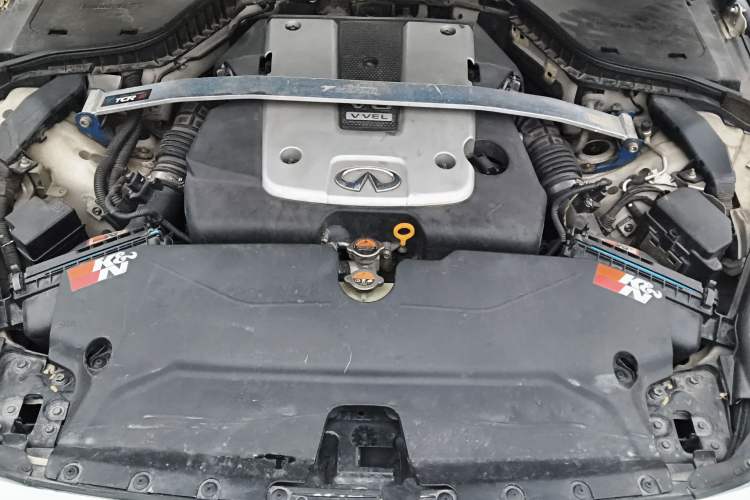 Used Infiniti Q50 2014 3.7L Comfort Edition Engine Bay