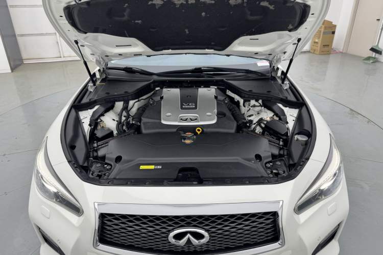 Used Infiniti Q50 2014 3.7L Comfort Edition Engine Bay