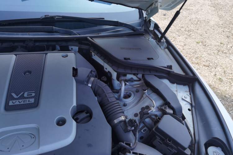 Used Infiniti Q50 2014 3.7L Comfort Edition Engine Bay Left