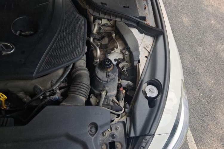 Used Infiniti Q50 2014 2.0T Luxury Edition Engine Bay Left