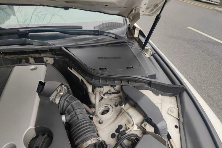 Used Infiniti Q50 2014 3.7L Comfort Edition Engine Bay Left