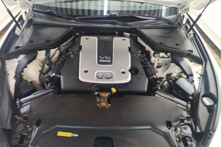 Used Infiniti Q50 2014 3.7L Comfort Edition Engine Bay