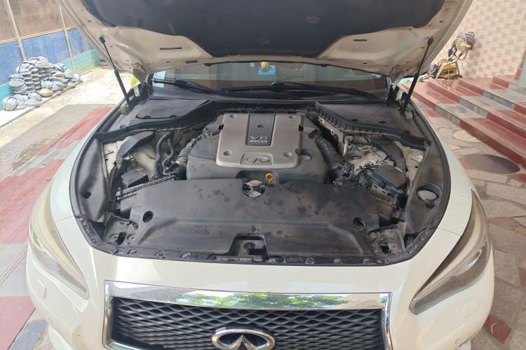 Used Infiniti Q50 2014 3.7L Luxury Edition Engine Bay