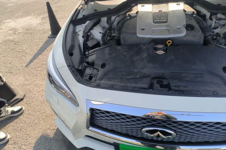 Used Infiniti Q50 2014 3.7L Luxury Sport Edition Engine Bay Right