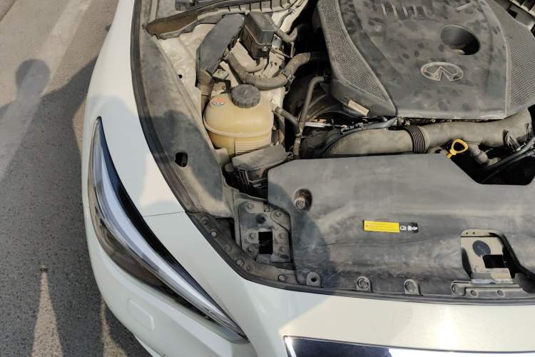 Used Infiniti Q50 2014 2.0T Comfort Edition Engine Bay Right