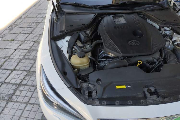 Used Infiniti Q50 2014 2.0T Luxury Edition Engine Bay Right