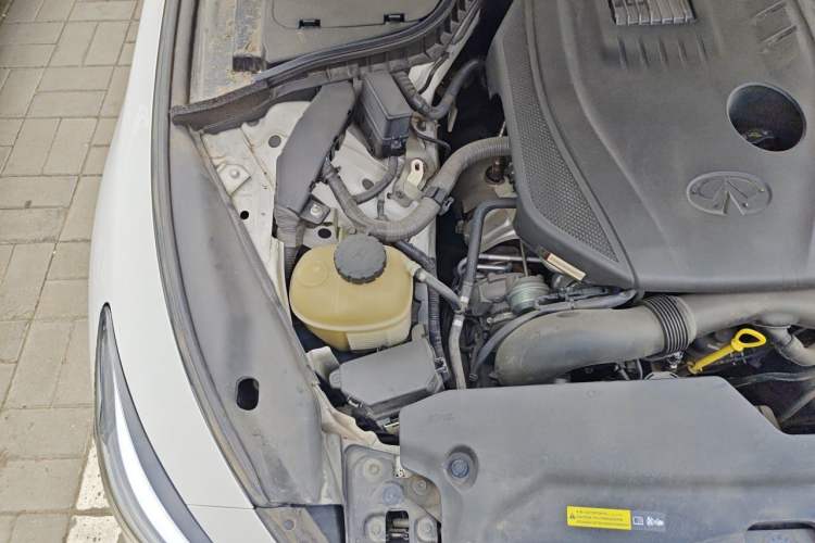 Used Infiniti Q50 2014 2.0T Luxury Edition Engine Bay Right