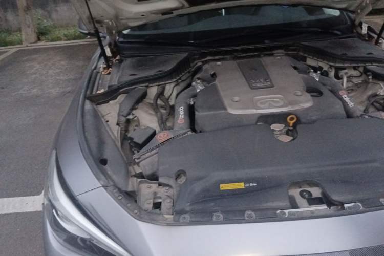 Used Infiniti Q50 2014 3.7L Comfort Edition Engine Bay Right