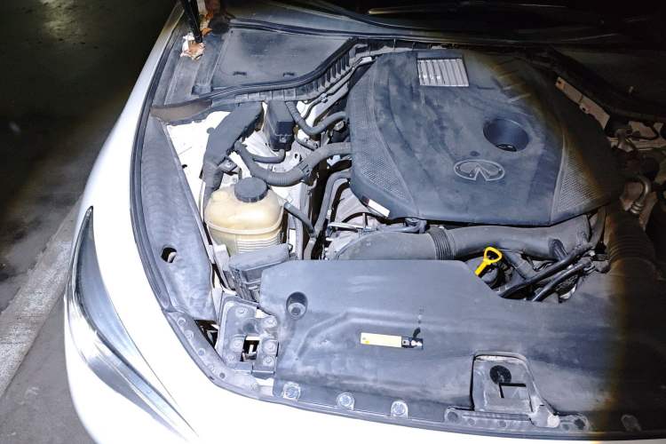 Used Infiniti Q50 2014 2.0T Comfort Edition Engine Bay Right