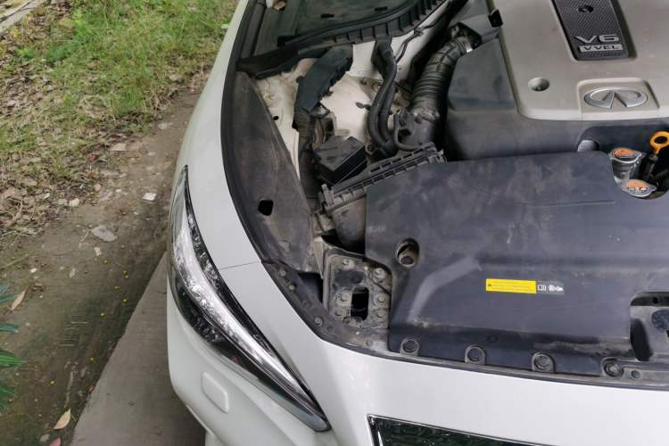 Used Infiniti Q50 2014 3.7L Comfort Edition Engine Bay Right