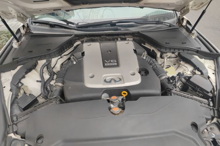 Used Infiniti Q50 2014 3.7L Comfort Edition Engine Bay