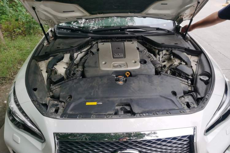 Used Infiniti Q50 2014 3.7L Comfort Edition Engine Bay