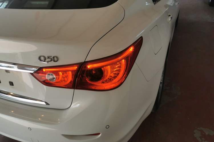 Used Infiniti Q50 2014 2.0T Comfort Edition Exterior 3