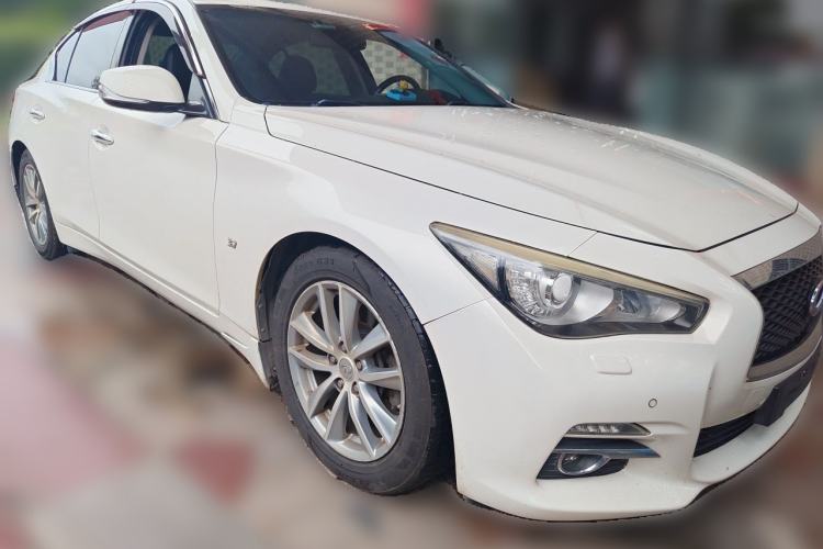 Used Infiniti Q50 2014 3.7L Luxury Edition Front Right 45 Deg
