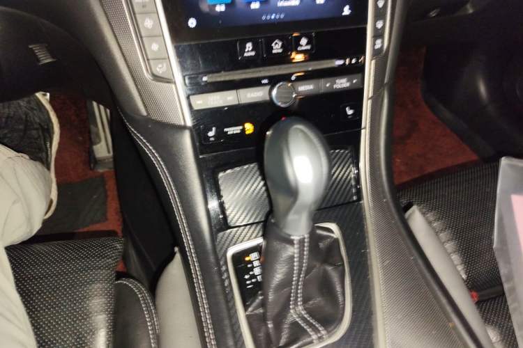 Used Infiniti Q50 2014 3.7L Luxury Sport Edition Gear Lever