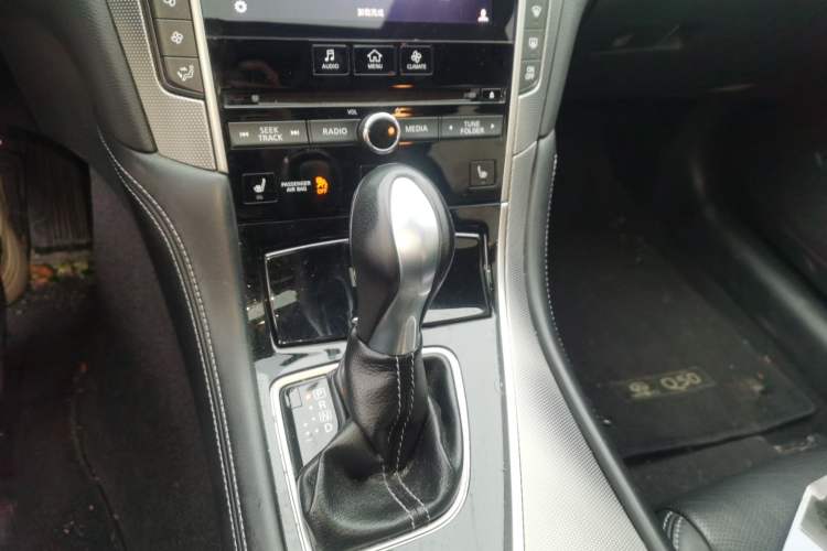 Used Infiniti Q50 2014 2.0T Luxury Edition Gear Lever