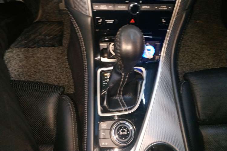 Used Infiniti Q50 2014 3.7L Luxury Sport Edition Gear Lever
