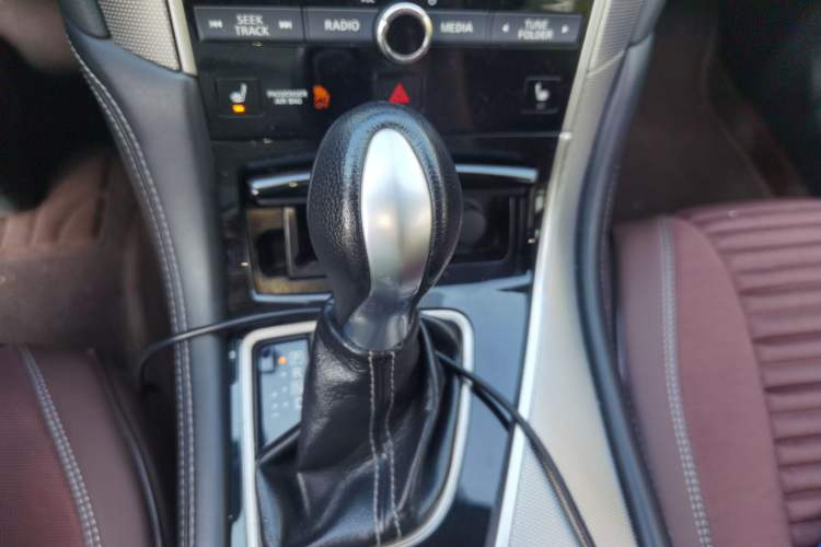 Used Infiniti Q50 2014 3.7L Comfort Edition Gear Lever