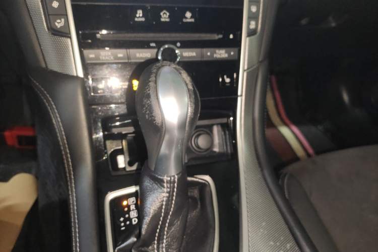 Used Infiniti Q50 2014 3.7L Comfort Edition Gear Lever