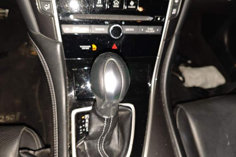 Used Infiniti Q50 2014 2.0T Comfort Edition Gear Lever