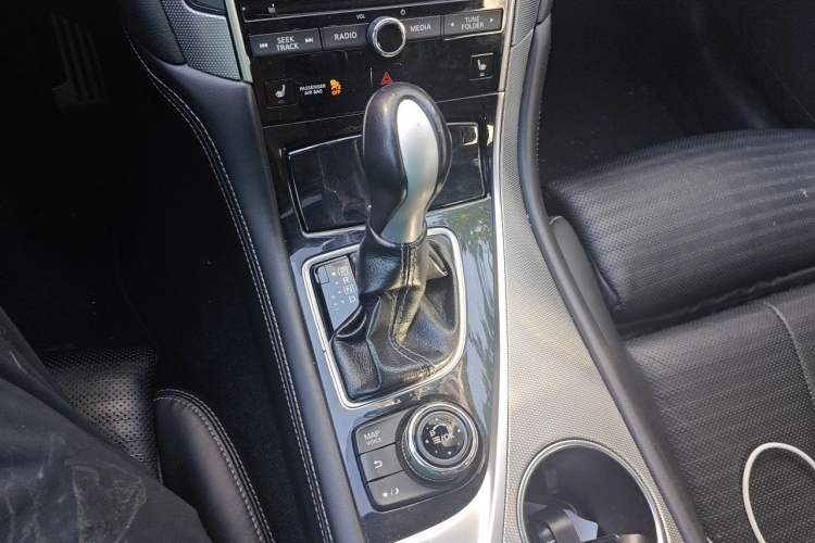 Used Infiniti Q50 2014 3.7L Luxury Sport Edition Gear Lever