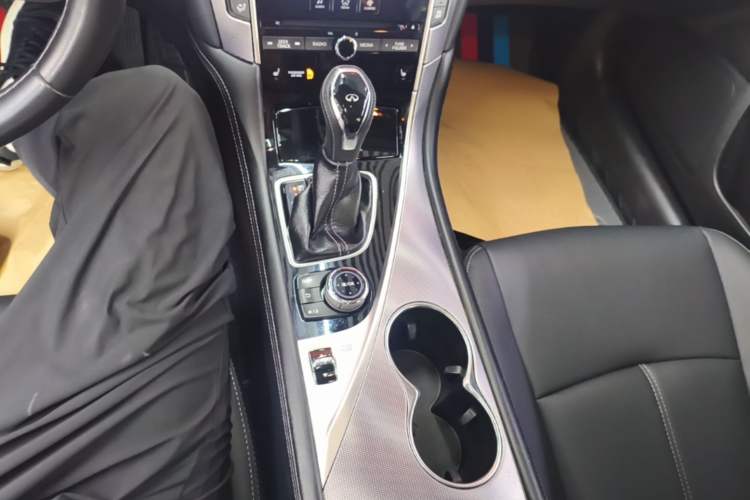 Used Infiniti Q50 2014 3.7L Comfort Edition Gear Lever