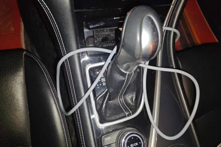 Used Infiniti Q50 2014 2.0T Comfort Edition Gear Lever