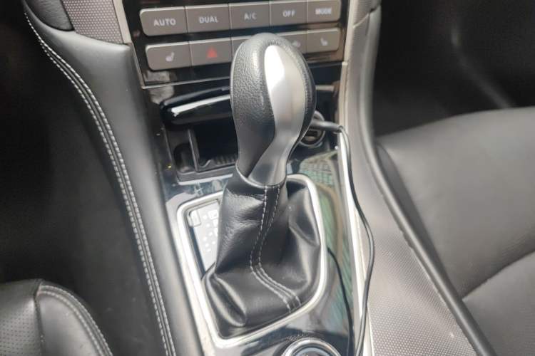 Used Infiniti Q50 2014 3.7L Comfort Edition Gear Lever