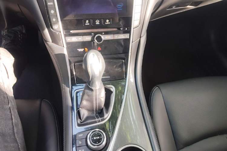 Used Infiniti Q50 2014 2.0T Comfort Edition Gear Lever