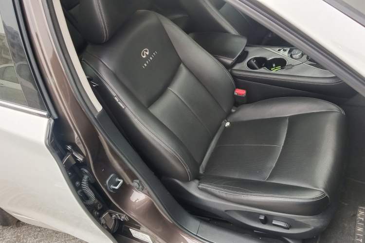 Used Infiniti Q50 2014 3.7L Comfort Edition Interior 10