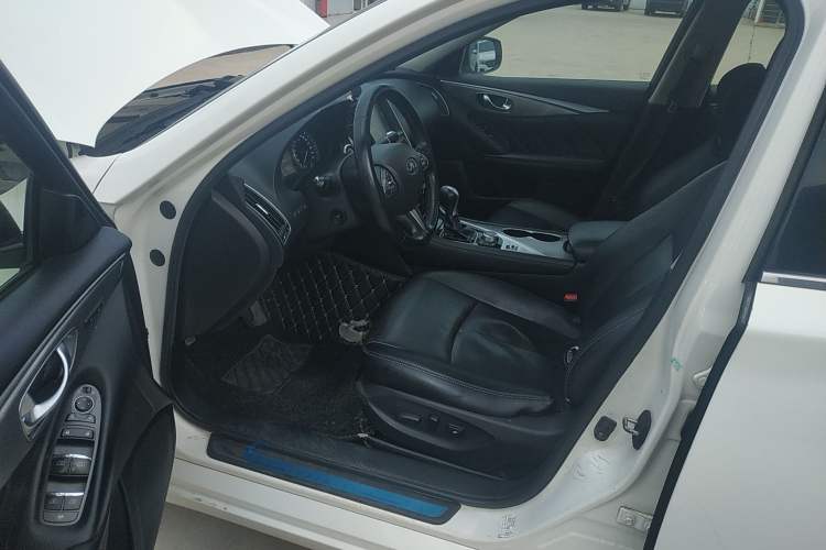 Used Infiniti Q50 2014 3.7L Comfort Edition Interior 3