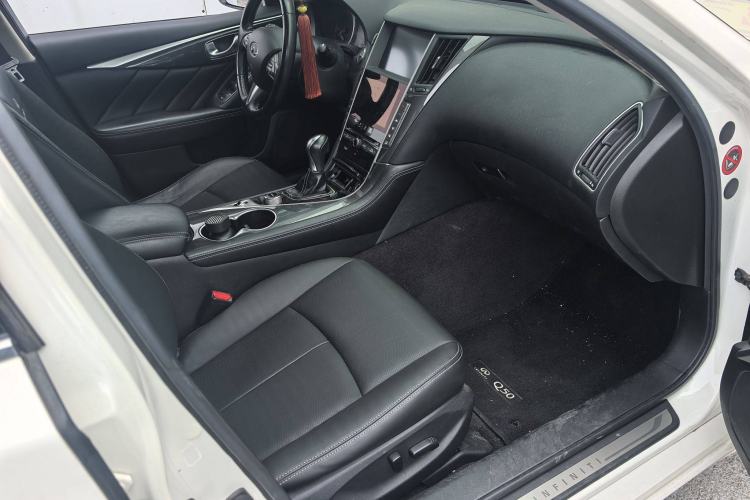 Used Infiniti Q50 2014 2.0T Comfort Edition Interior 4