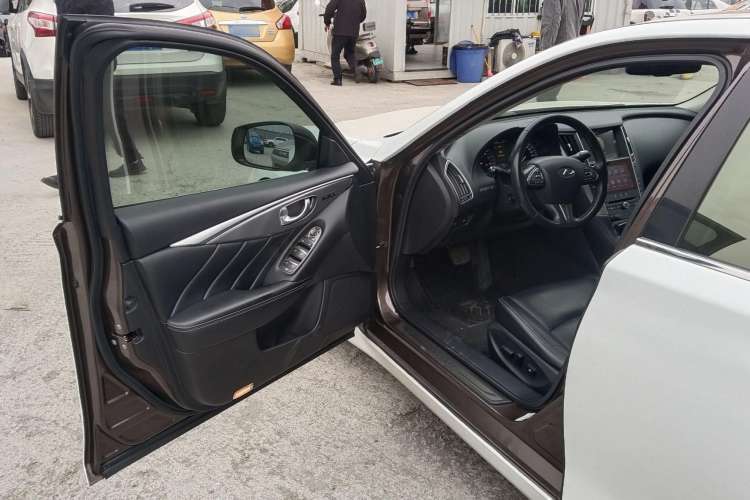 Used Infiniti Q50 2014 3.7L Comfort Edition Interior 6