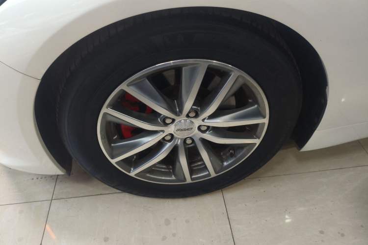 Used Infiniti Q50 2014 3.7L Comfort Edition Left Front Wheel Hub
