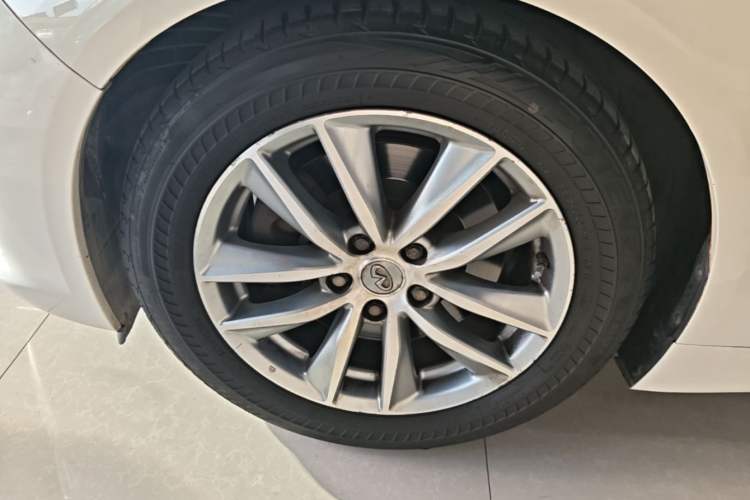 Used Infiniti Q50 2014 3.7L Comfort Edition Left Front Wheel Hub