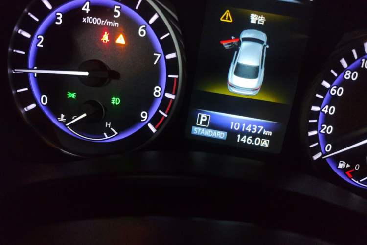Used Infiniti Q50 2014 3.7L Luxury Sport Edition Odometer Close Up