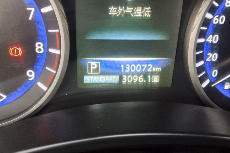 Used Infiniti Q50 2014 3.7L Comfort Edition Odometer Close Up
