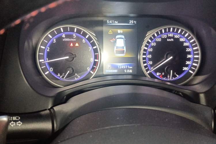 Used Infiniti Q50 2014 3.7L Comfort Edition Odometer Close Up