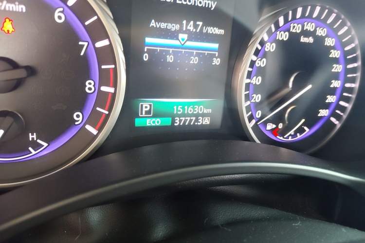 Used Infiniti Q50 2014 3.7L Luxury Edition Odometer Close Up