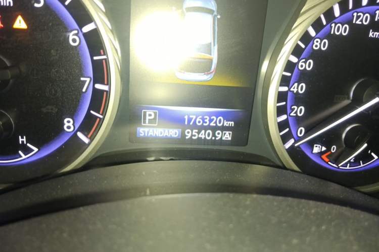 Used Infiniti Q50 2014 2.0T Comfort Edition Odometer Close Up