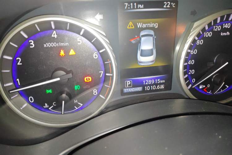 Used Infiniti Q50 2014 2.0T Comfort Edition Odometer Close Up