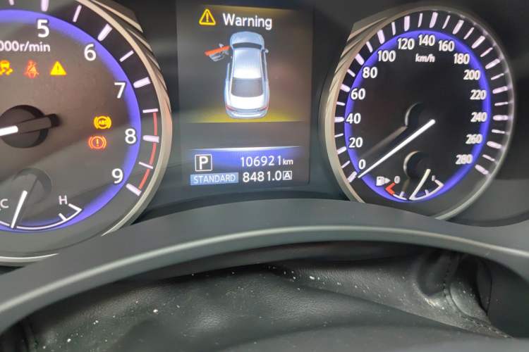 Used Infiniti Q50 2014 3.7L Comfort Edition Odometer Close Up
