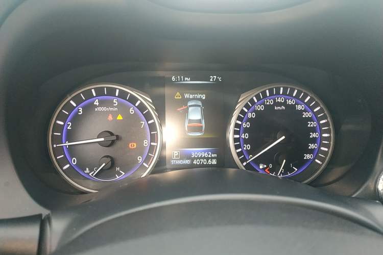 Used Infiniti Q50 2014 3.7L Comfort Edition Odometer Close Up