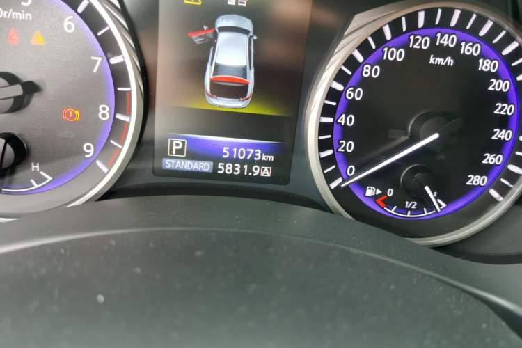Used Infiniti Q50 2014 3.7L Comfort Edition Odometer Close Up